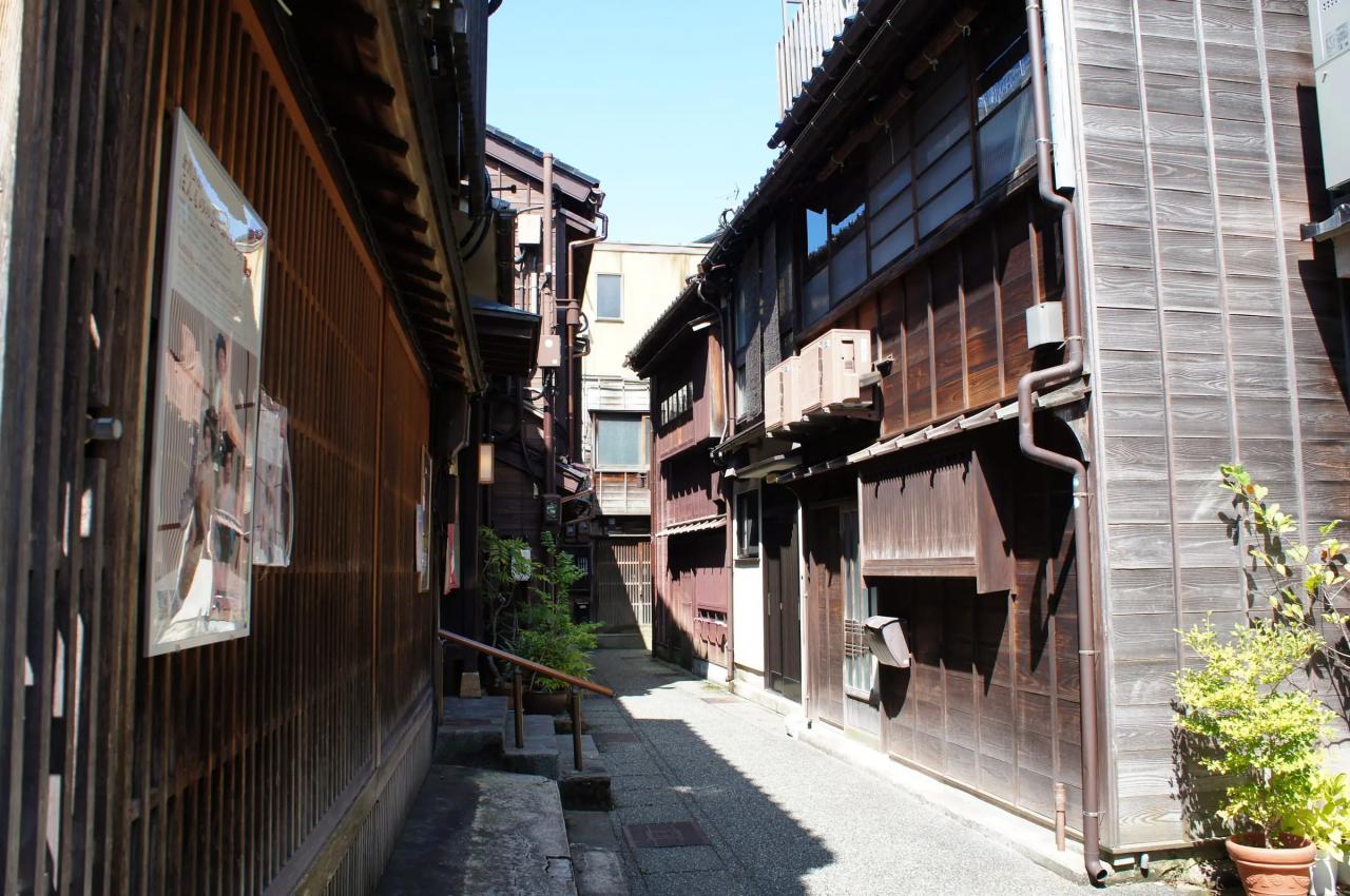 ひがし茶屋街の趣のある路地