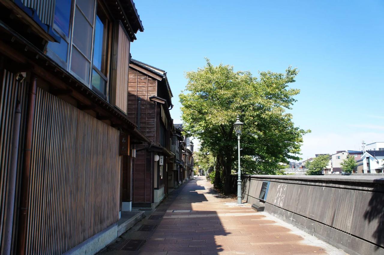 ひがし茶屋街、川沿いの道に日本家屋が立ち並ぶ